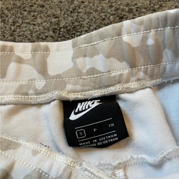 Nike Tech Joggers - Picture 4 of 5